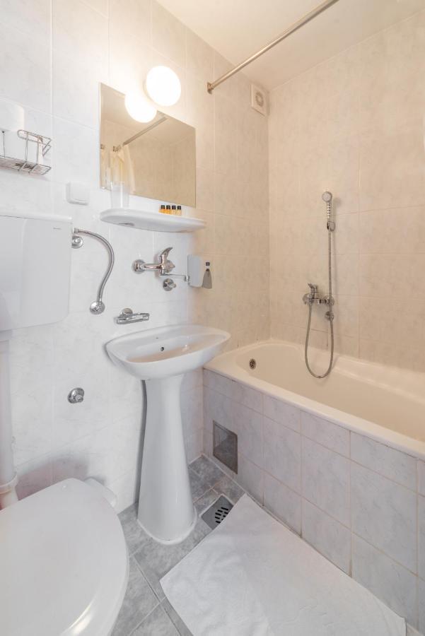 R Club Apartments Old Town 부드바 외부 사진